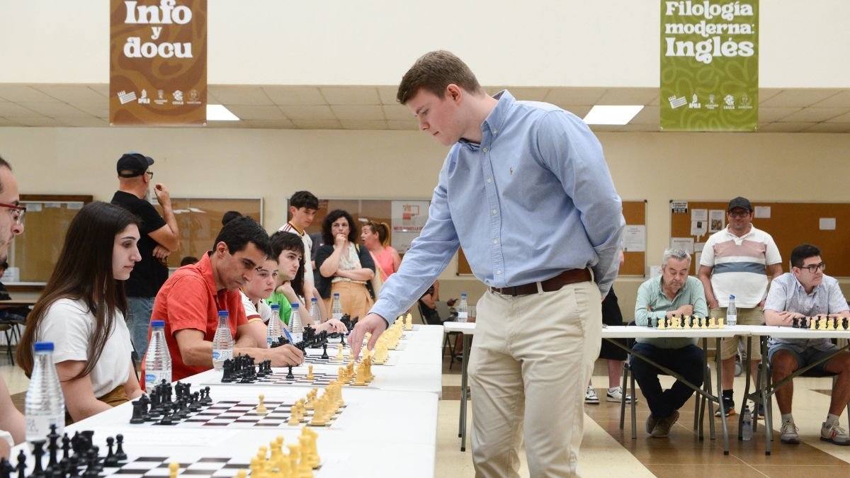 Kirill Alekseenko lleva a cabo un movimiento en una de las partidas simultáneas.