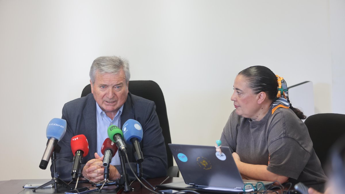 Raul Valcarce, alcalde de Carracedelo, junto a Silvia Blanco, directora artística y comisaria de la exposición
