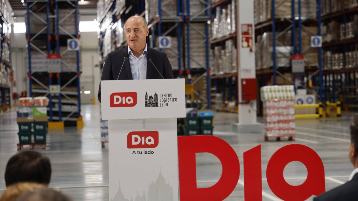 Carlos Aznar, en el centro logístico de Villadangos