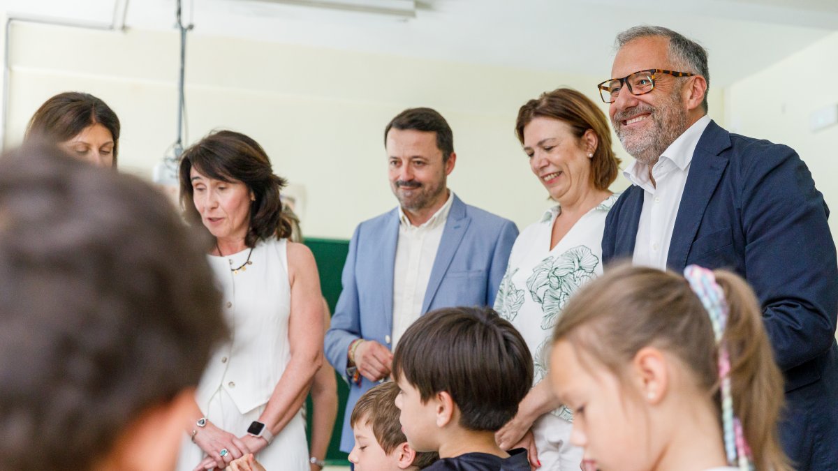 El vicepresidente primero y consejero de Desregulación, Familia y Ayudas Sociales, Carlos Pollán, visita varias actividades dentro del programa Conciliamos 2026