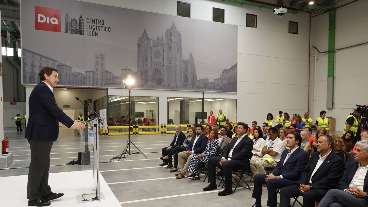 Mañueco se dirige a los invitados al acto de apertura de Dia en Villadangos.