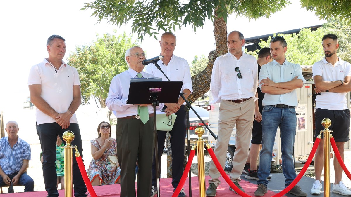 El pregonero y los alcaldes, en la apertura de la Fiesta de La Cabrera.