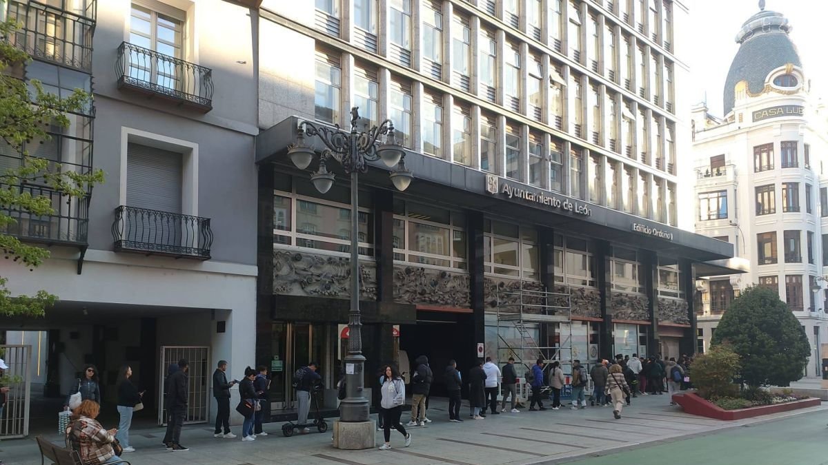 Colas ante el Ayuntamiento de León durante el proceso de regularización.