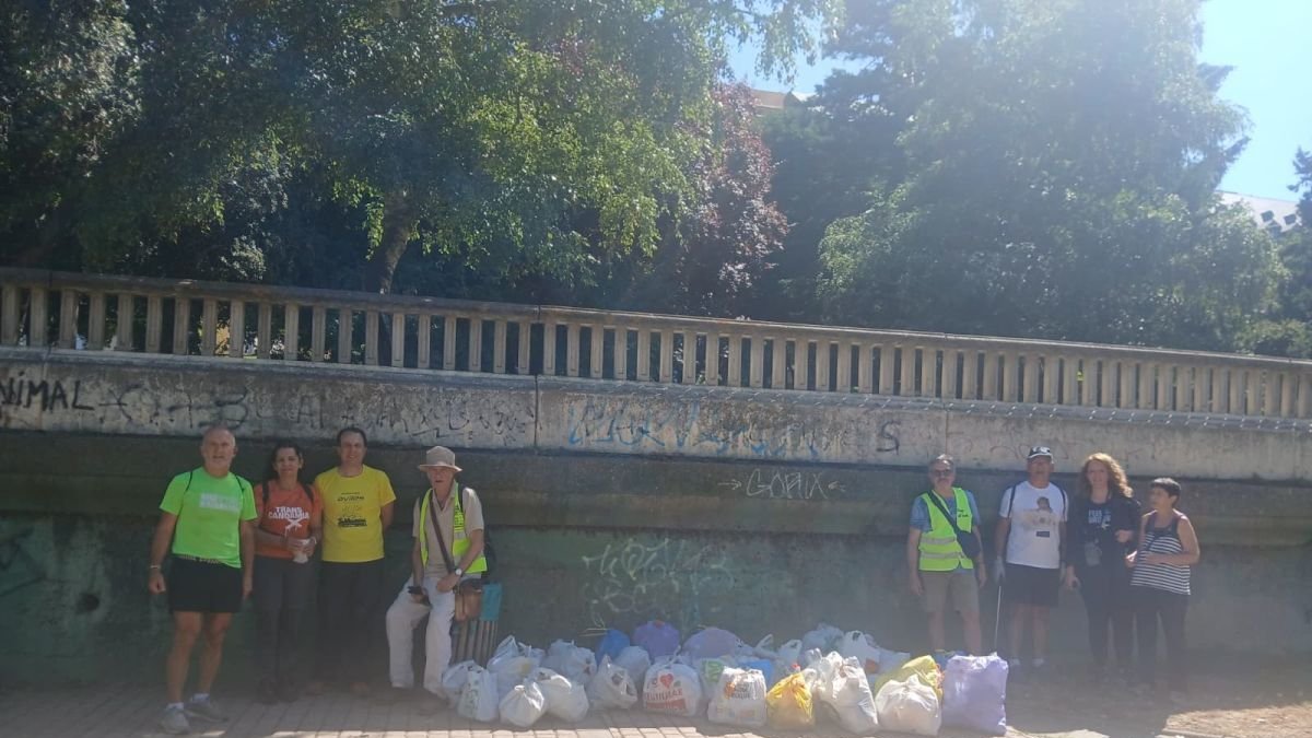 El colectivo ´Amigos del Mocho´, ayer, con la basura recogida de las márgenes del Bernesga.