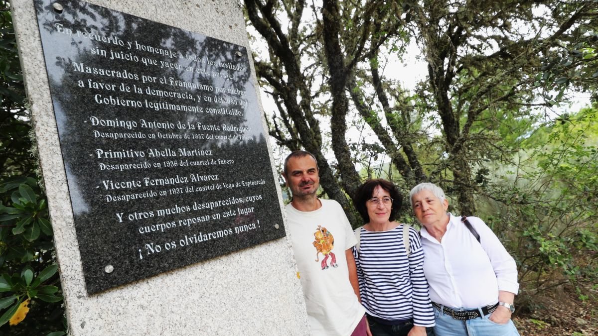 Los nietos de Primitivo Abella y Domingo Antonio de la Fuente, junto a monolito.