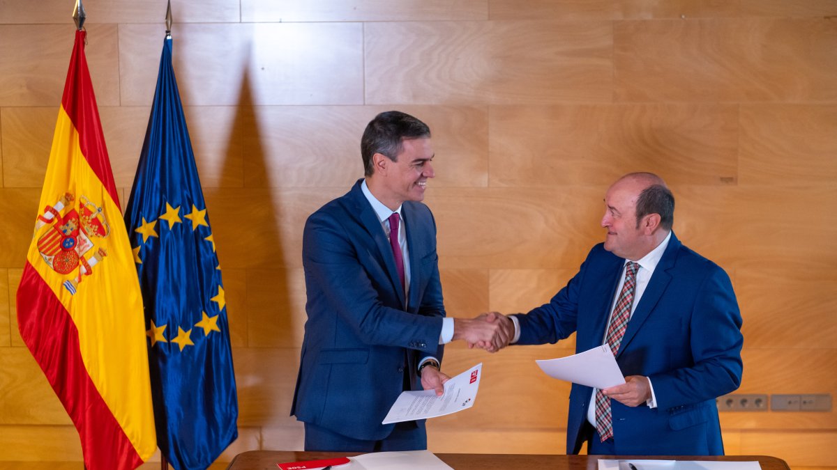 Pedro Sánchez y el presidente del PNV, Andoni Ortuzar, firmando el acuerdo con el que se garantizaron los votos necesarios para ser de nuevo investido en el Congreso como jefe del Ejecutivo en 2023.