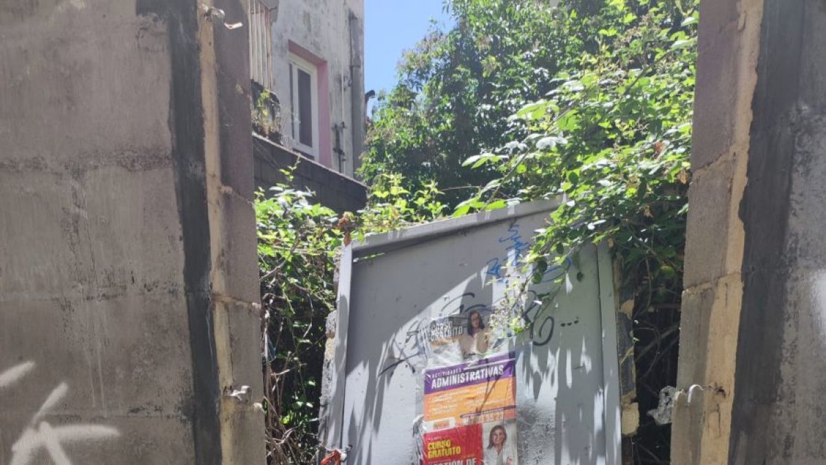 Una puerta en la calle Zapaterías.