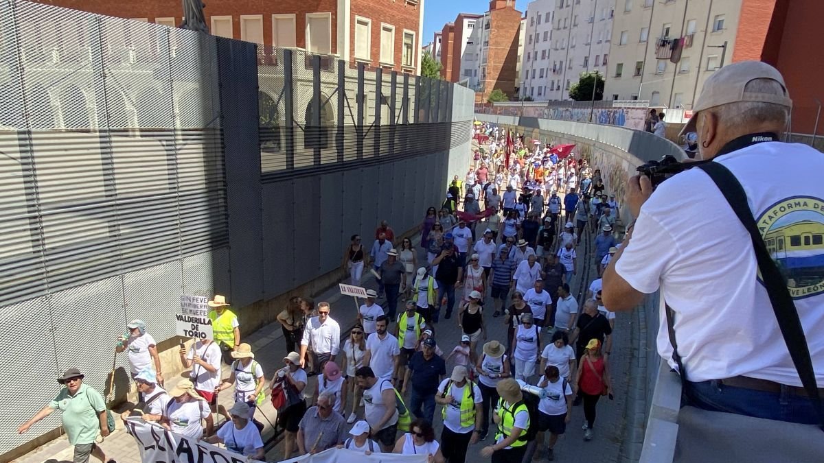 La marcha, por el pasillo de Feve.