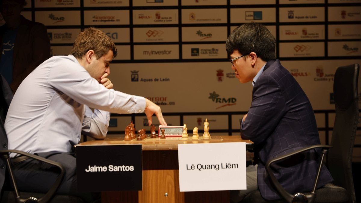 El leonés Jaime Santos realiza una jugada ante la atenta mirada del vietnamita Lê Quang Liêm.