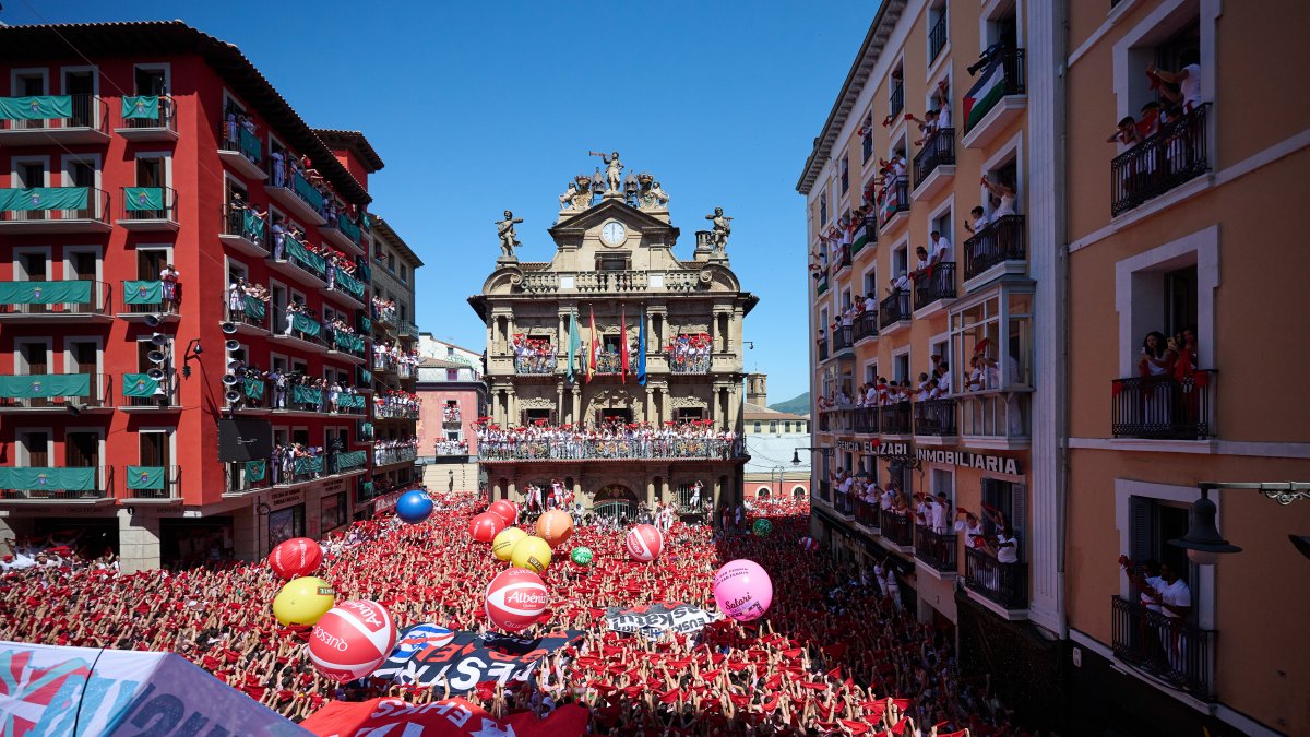 Ambiente en la Plaza del Ayuntamiento de Pamplona durante el Chupinazo