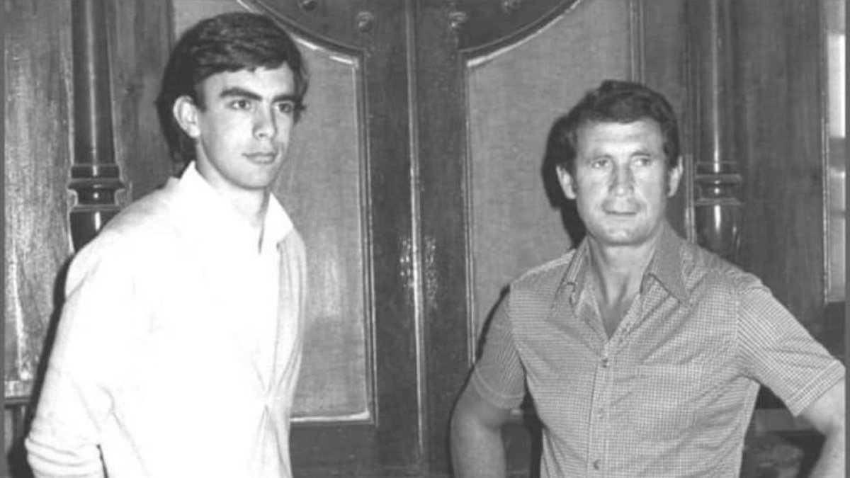 A la derecha Carmelo Cedrún, durante su etapa como entrenador de la Cultural. A su lado está su hijo Andoni, también portero, que en aquellos años jugaba con el juvenil leonés.