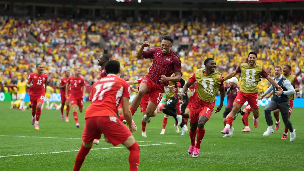 Ruben Vargas, de Suiza (C), celebra haber marcado el penalti decisivo junto a sus compañeros tras la tanda de penaltis del partido del Mundial de la FIFA 2026. EFE/EPA/BOB FRID.