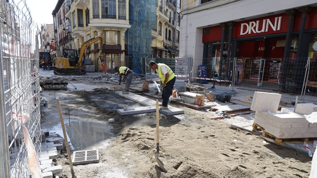 Los operarios trabajan ahora en el remate del adoquinado una vez soterrado el transformador eléctrico de la calle Ancha.