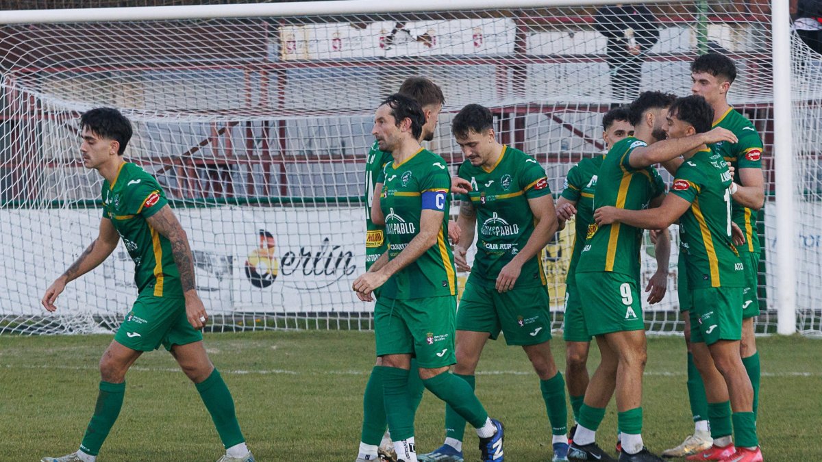 Los jugadores del Atlético Astorga celebran uno de sus triunfos en la pasada temporada.