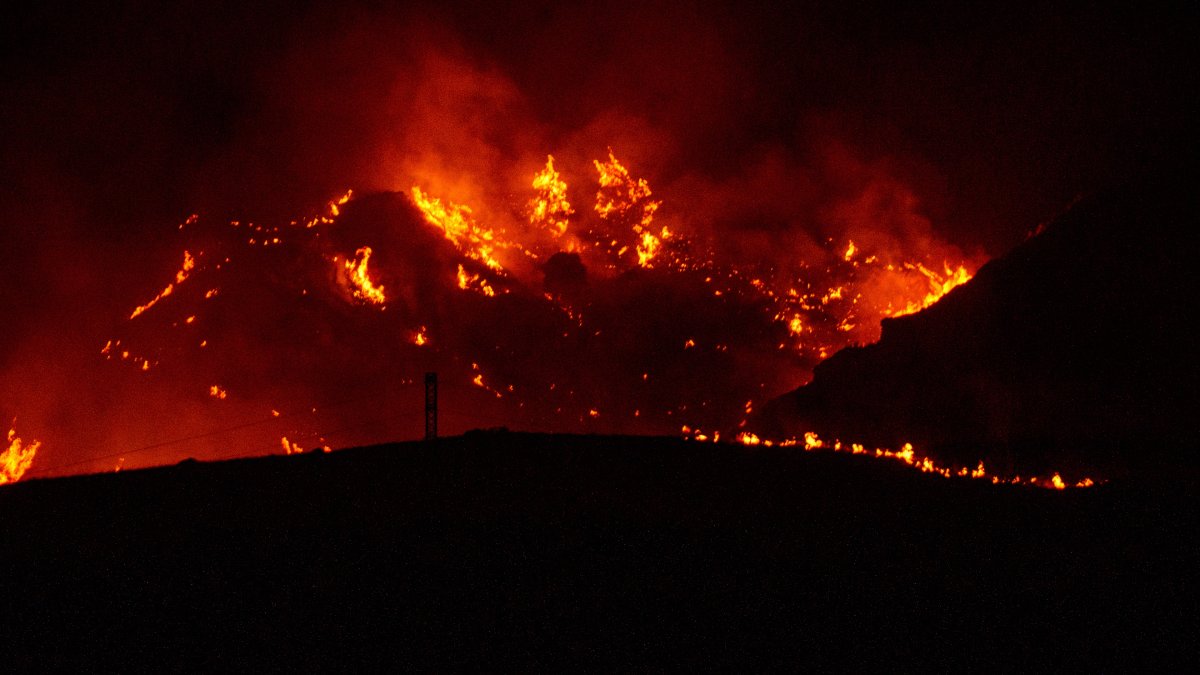Imágenes nocturnas del incendio forestal de los Gallardos (Almería).