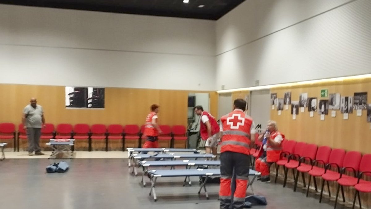 Cruz Roja ha movilizado sus recursos de respuesta inmediata para atender a la población afectada por el grave incendio forestal declarado en Los Gallardos, en Almería, instalando un albergue provisional con medio centenar de camas en el municipio.