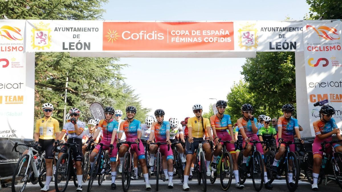 Instantes previos a la salida de la categoría reina del Gran Premio Ayuntamiento de León.