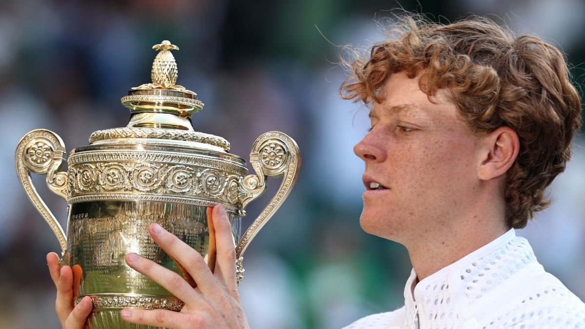 Sinner con el trofeo de campeón en Wimbledon, el segundo en su palmarés en el All England.