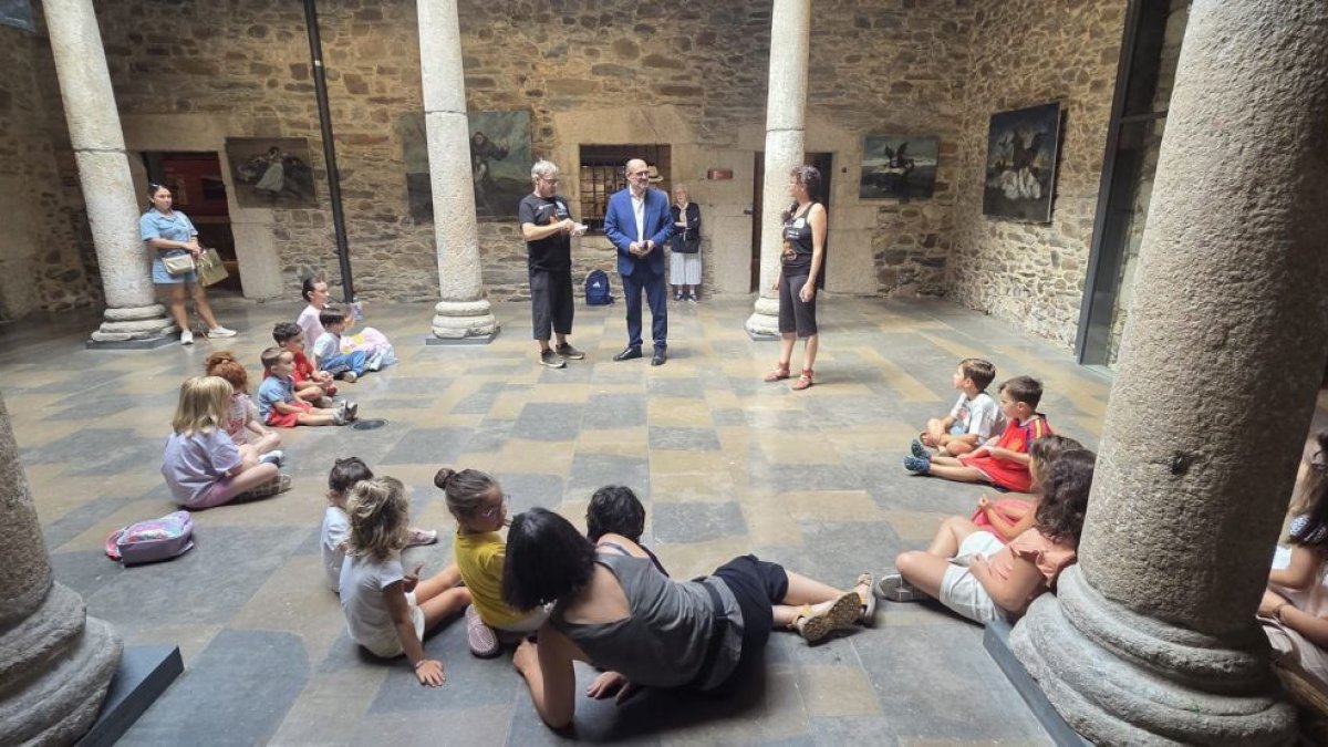 El alcalde Morala este martes con monitores de Dinamia Teatro en los talles infantiles del Museo del Bierzo.