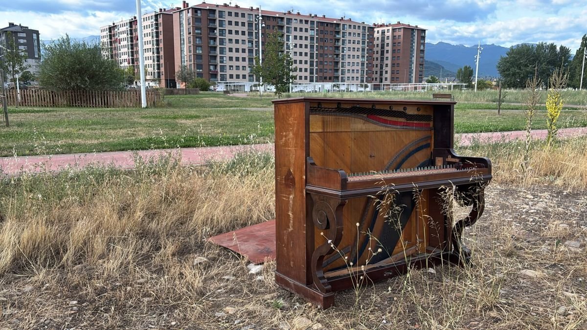 El piano abandonado en el barrio de la Rosaleda de Ponferrada. DL