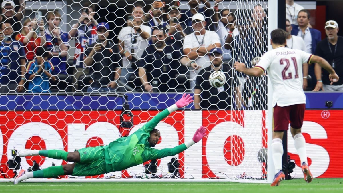 Oyarzabal, de penalti, abrió el camino de España a la final.