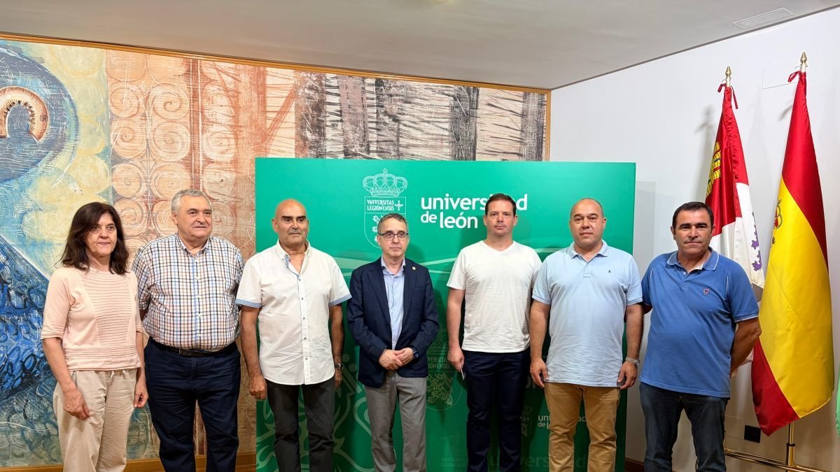 Investigadores de la ULE y los alcaldes implicados.
