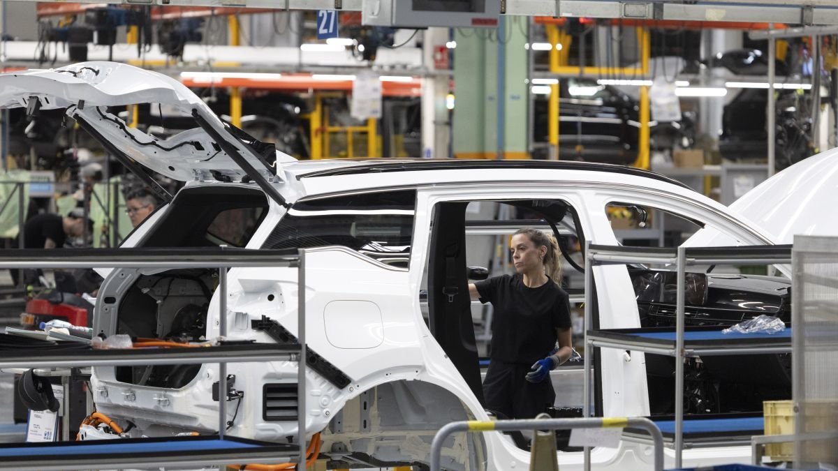 Mujer trabajando en una fábrica de automoción de Barcelona.