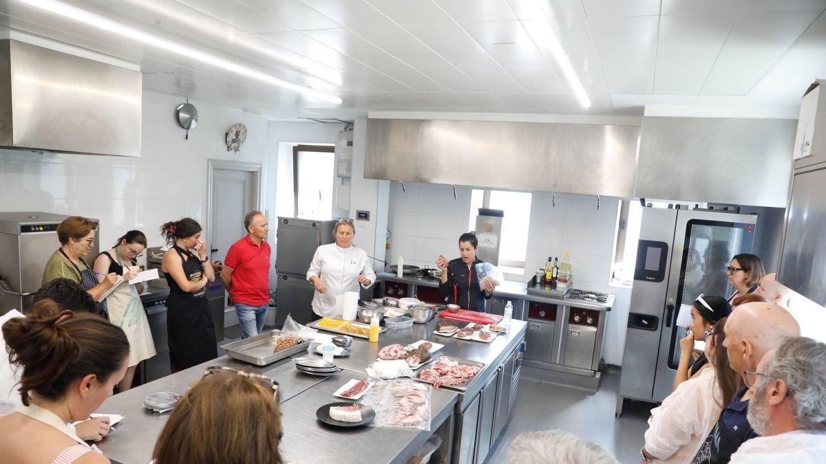 El aula-cocina del restaurante Cocinandos fue el escenario del curso dedicado a las carnes en el que participaron cuatro chef con estrellas Michelin.