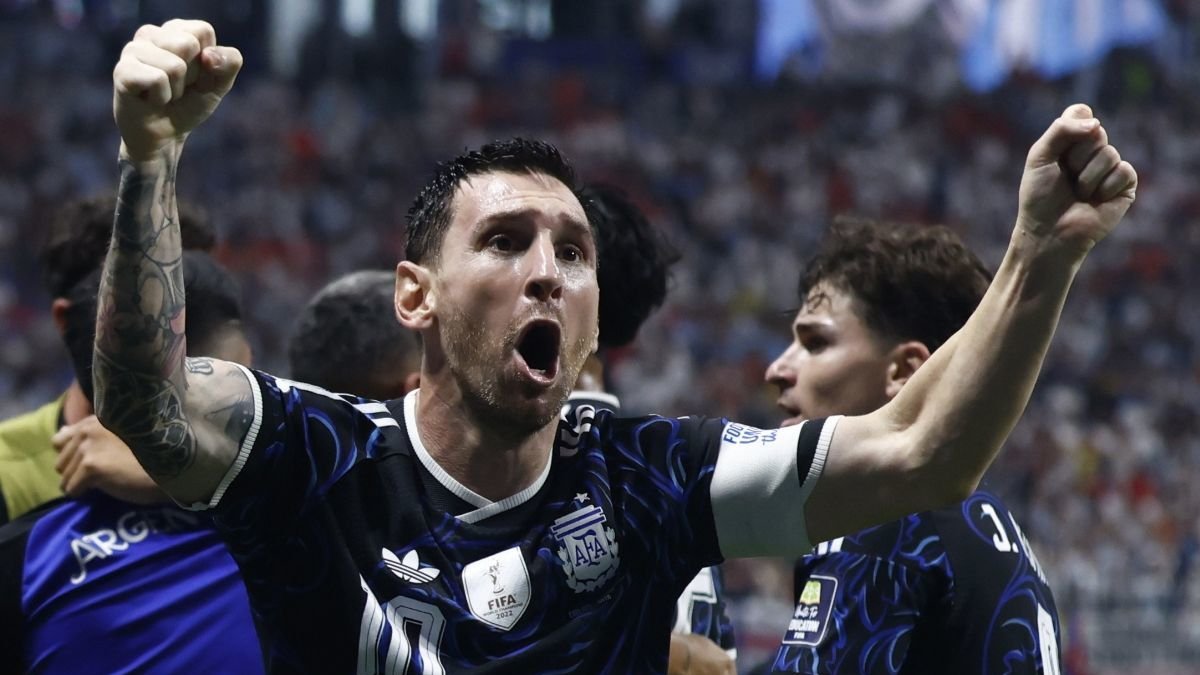 Messi celebra el gol de Lautaro que significaba la remontada y el pase a la final.
