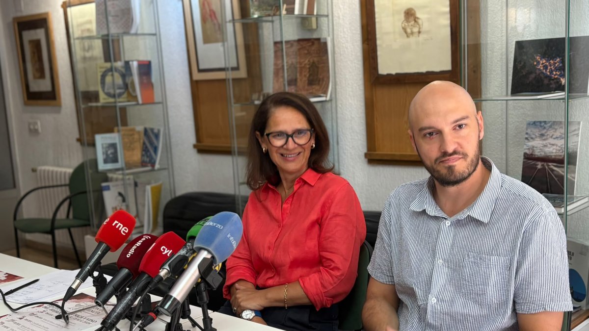 Consuelo Ysart, presidenta de Bierzo Enoturismo, junto al músico Mateo Balboa