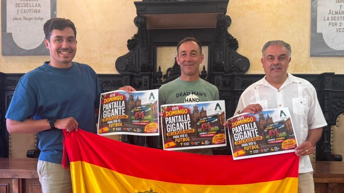Los concejales Borja González y Julián García y el alcalde José Luis Nieto.