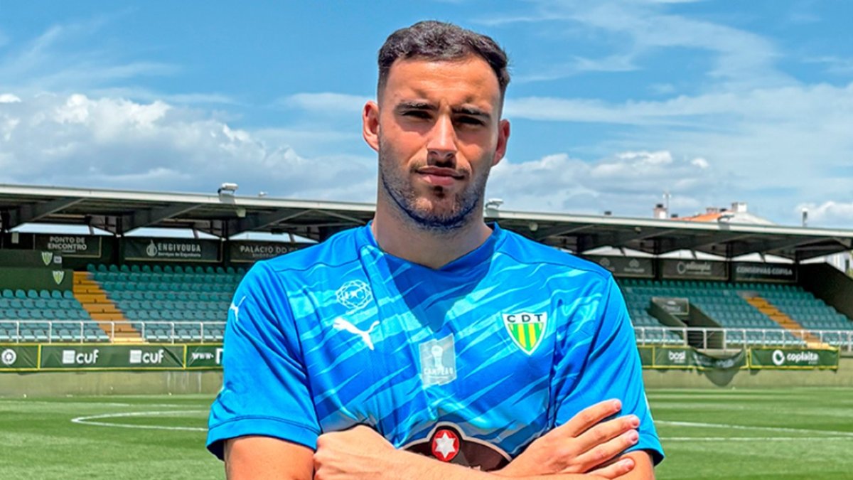 Ruly García posa con la camiseta de su nuevo equipo.