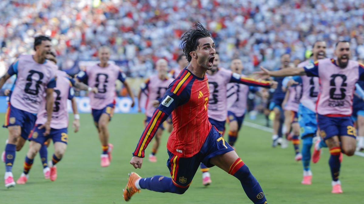 Ferrán Torres celebra el gol que marcó en la prórroga para dar a España su segundo Mundial, con los suplentes de fondo.