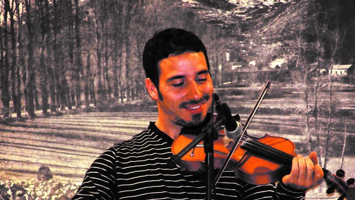 El músico leonés Fran Allegre tocando el violín en uno de sus conciertos.