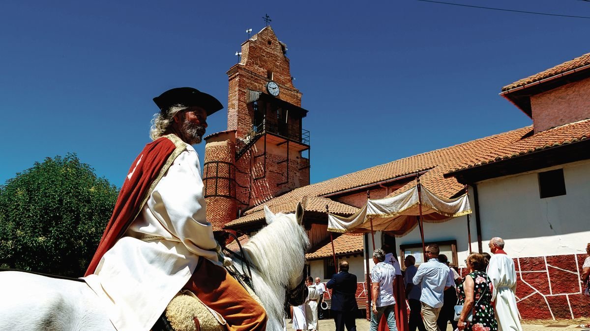 La representación de Santiago Apóstol a lomos de su caballo blanco destaca en la procesión del 25 de julio.