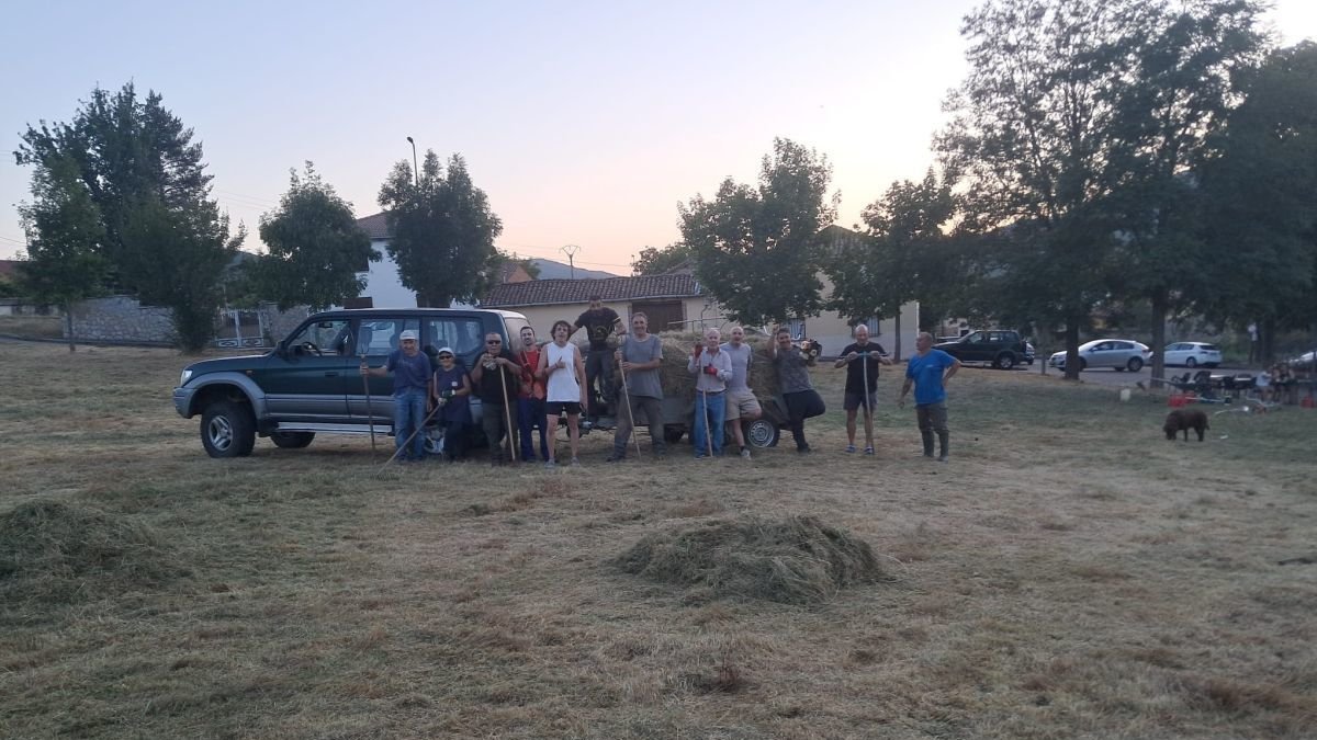 La mitad del pueblo acudió a la convocatoria.