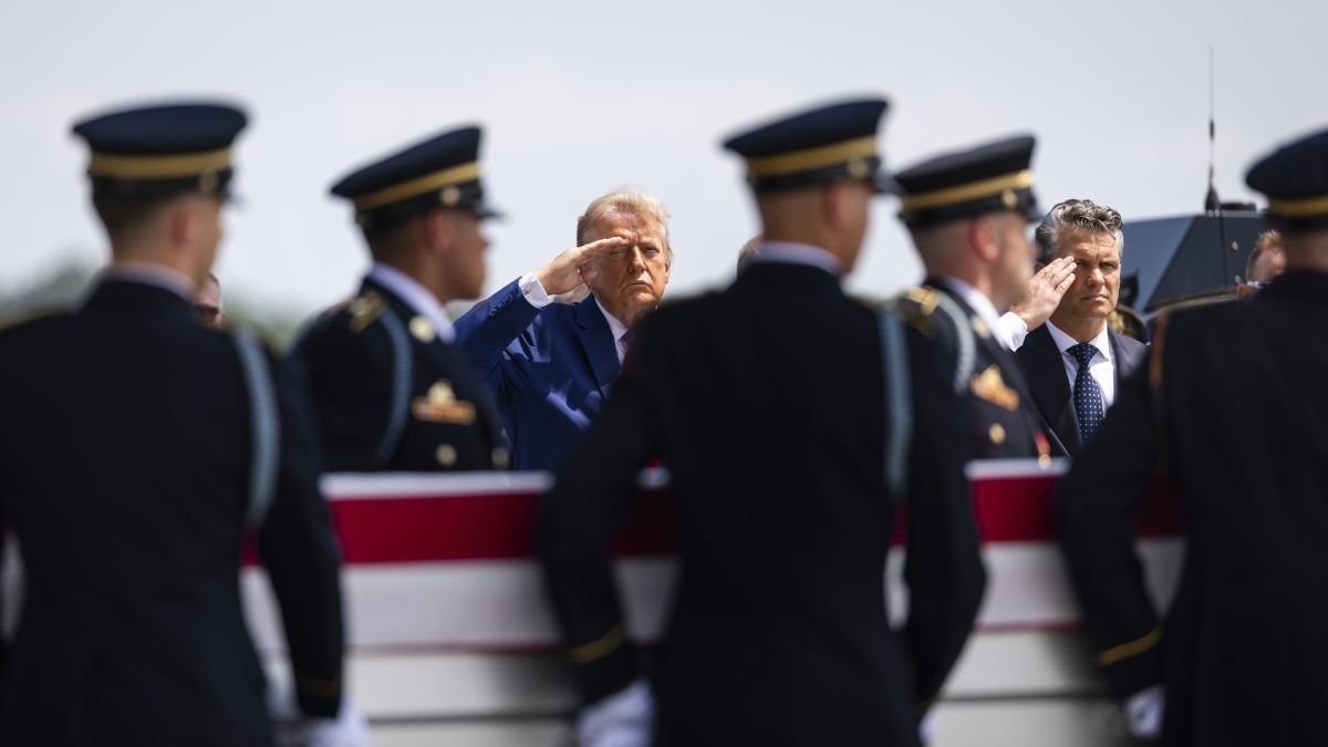 Donald Trump y Pete Hegseth presentn sus respetos ante el féretro del sargento Angel Rampersad.