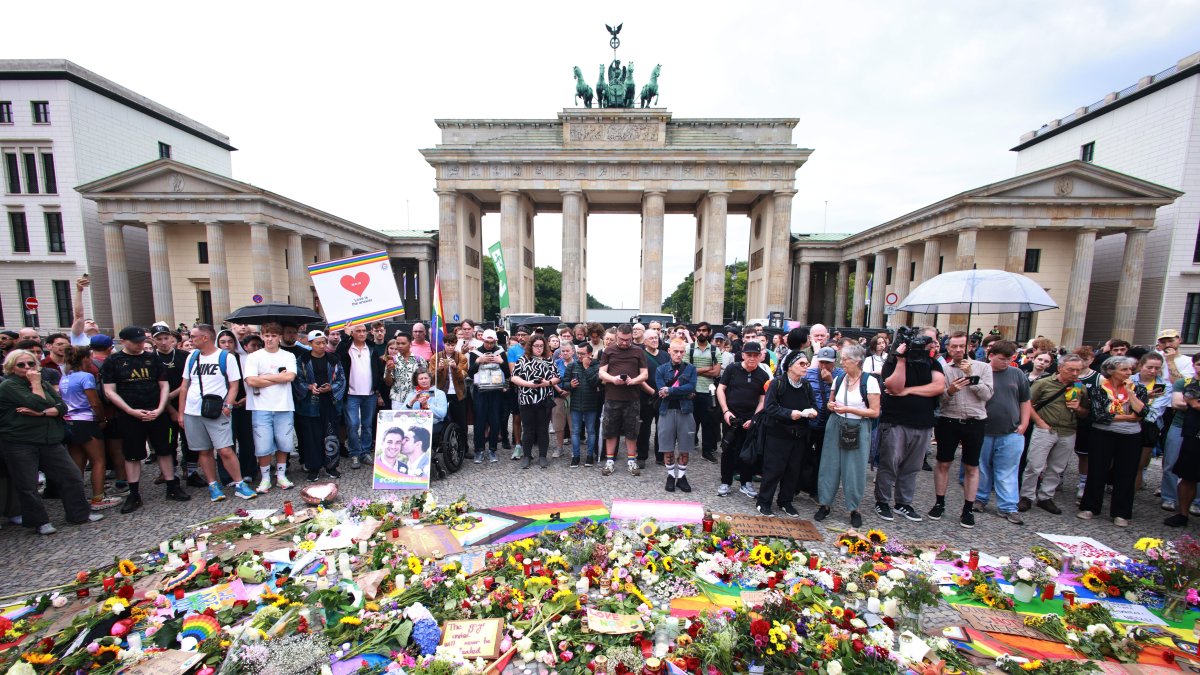 Homenaje tras el atentado en el Día del Orgullo en la Puerta de Brandenburgo en Berlín