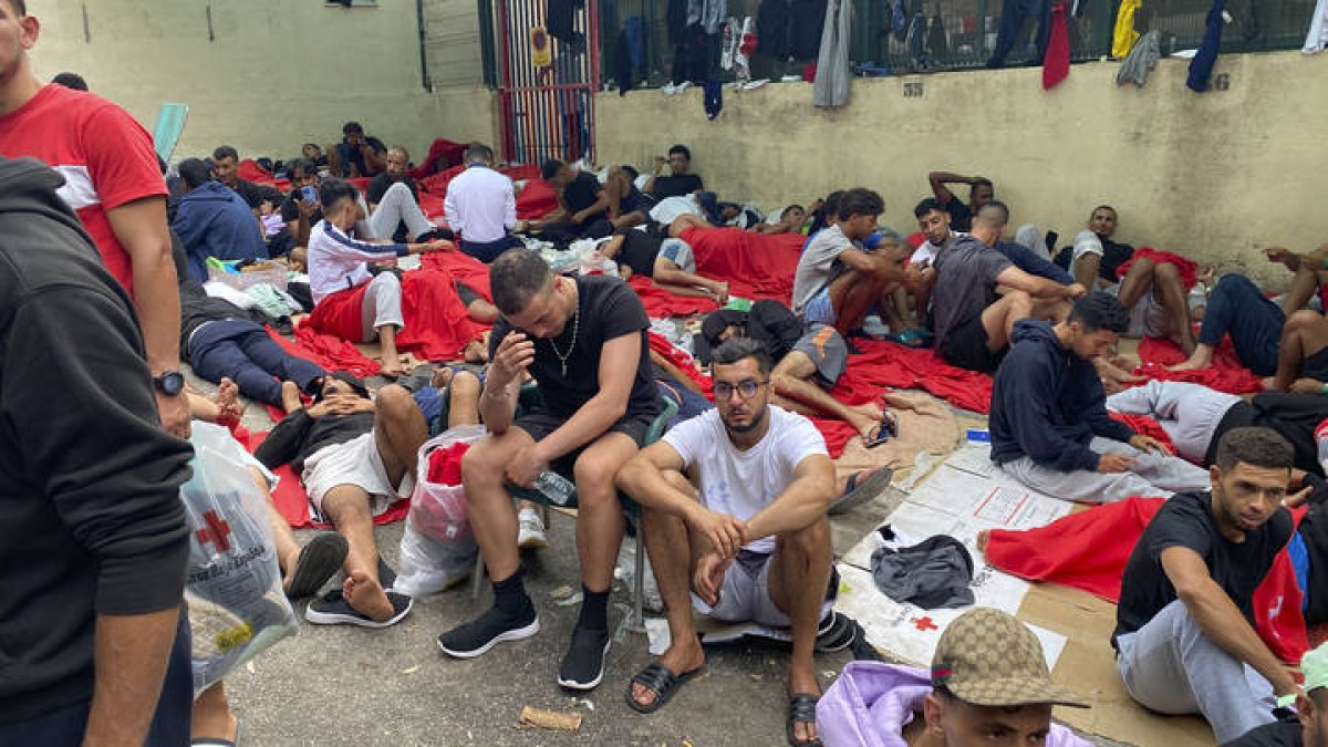Más de 400 personas, según los cálculos estimados por fuentes policiales, aguardan en estos momentos poder acceder al interior del Centro de Estancia Temporal de Inmigrantes (CETI), cuyo recinto tiene cubiertas sus 512 plazas e incluso alguna más. EFE/ Rafael Peña