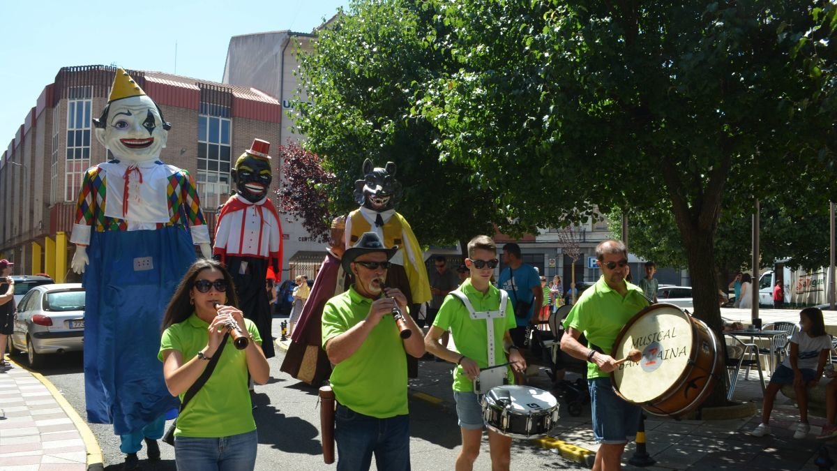 Los gigantes y cabezudos volverán a llenar de ilusión las calles de La Bañeza, acompañando a vecinos y visitantes.