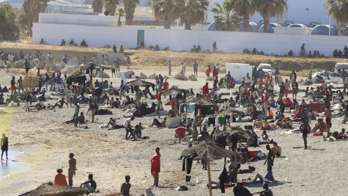Migrantes en la playa de Ceuta este martes.