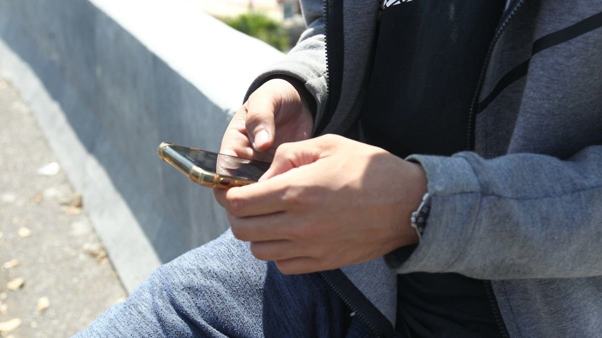 Las autoridades piden que se extremen los cuidados con el teléfono móvil por posibles estafas.