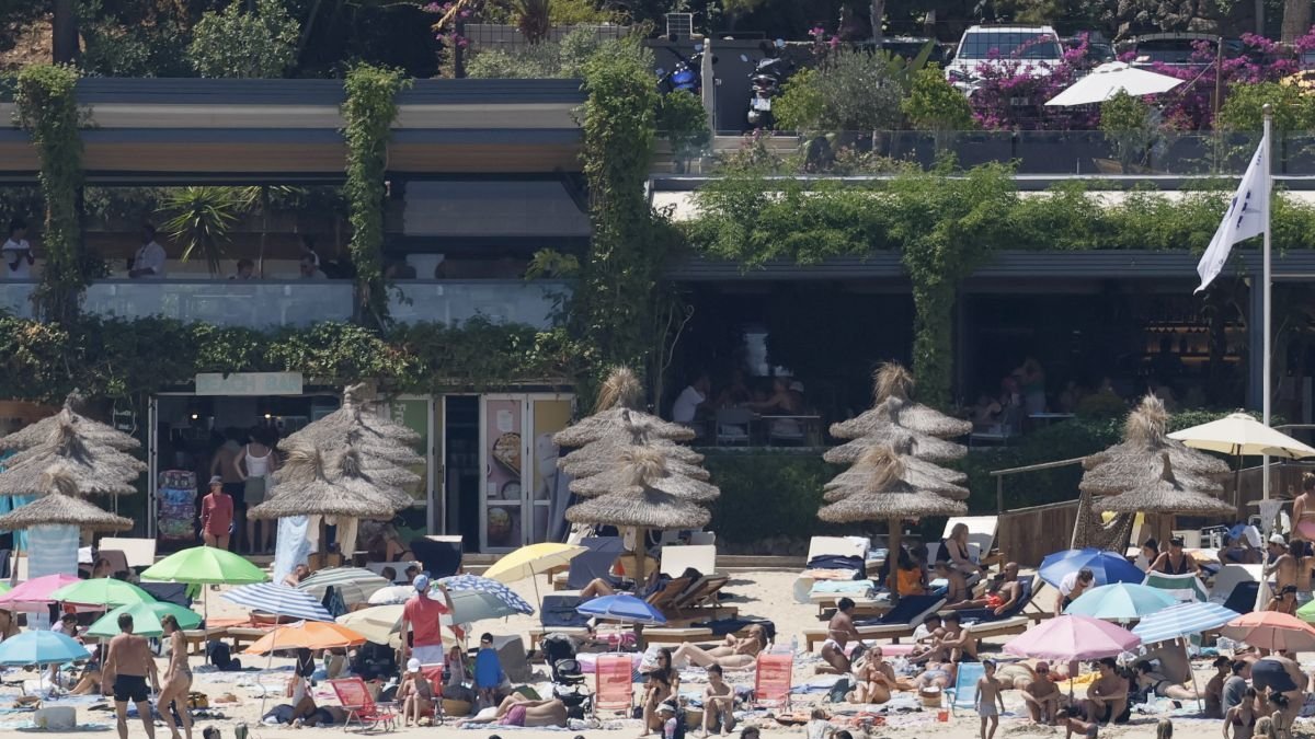 Numerosas personas en las playas de Palma.