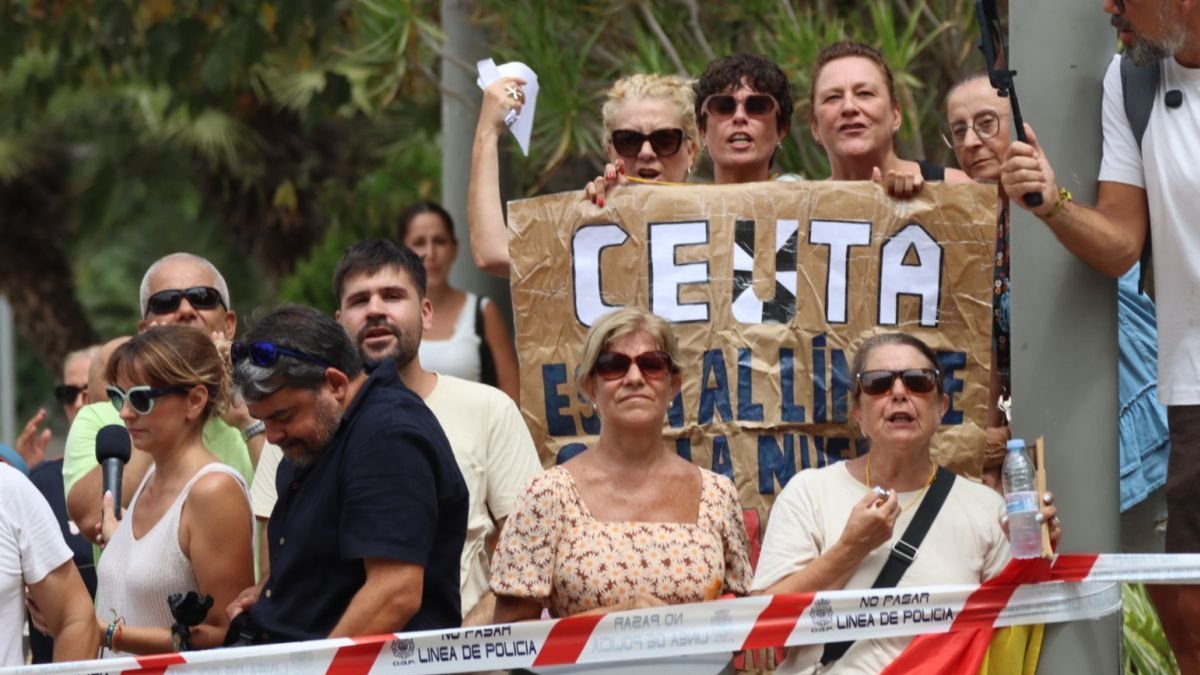 Vecinos de Ceuta esperaron al ministro del Interior en su llegada a la reunión.