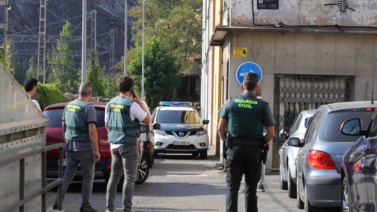 Agentes de la Guardia Civil en la calle donde tuvo lugar el suceso.