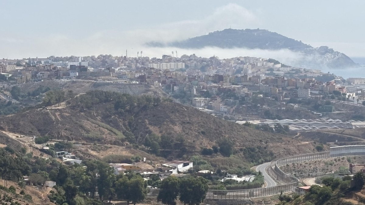 Vista panorámica de Ceuta desde Marruecos. Marruecos ha multiplicado la presencia de fuerzas de seguridad en la frontera de Fnideq (Castillejos en su denominación castellana) con Ceuta, que hoy amaneció blindada para limitar el acceso ante los llamamientos a un nuevo cruce masivo tras la entrada multitudinaria del pasado día 30. EFE/Mohamed Siali.