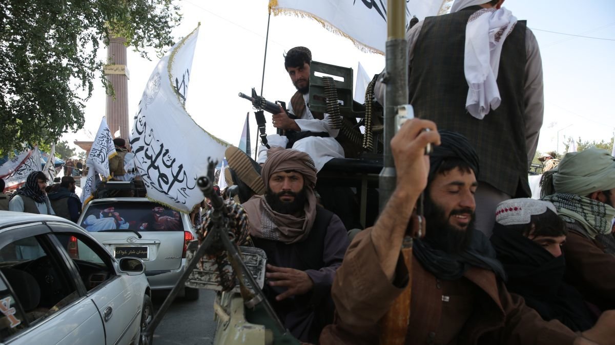 Talibanes celebran el quinto aniversario de la toma del poder, ayer, en Kabul.