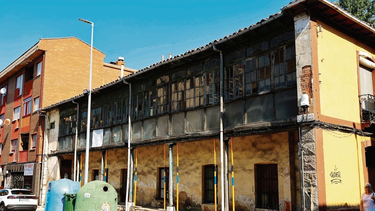 El estado del edificio es de evidente deterioro, incluso ha tenido que ser apuntalado. Ramiro