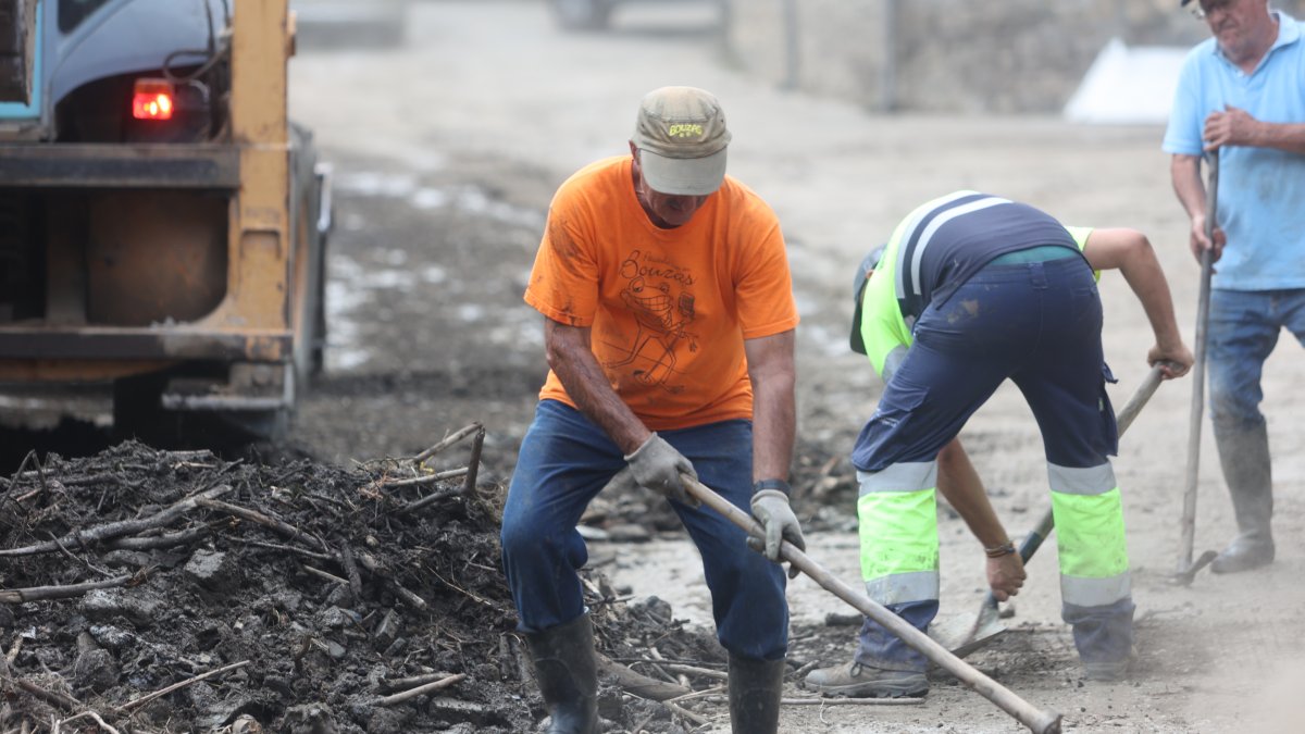 Vecinos y personal municipal trabajan para restituir la situación en Bouzas.