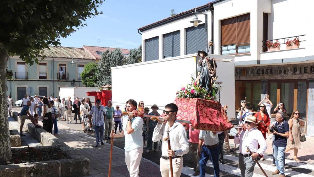 La imagen de San Roque entrando en la plaza del Negrillón de Boñar.